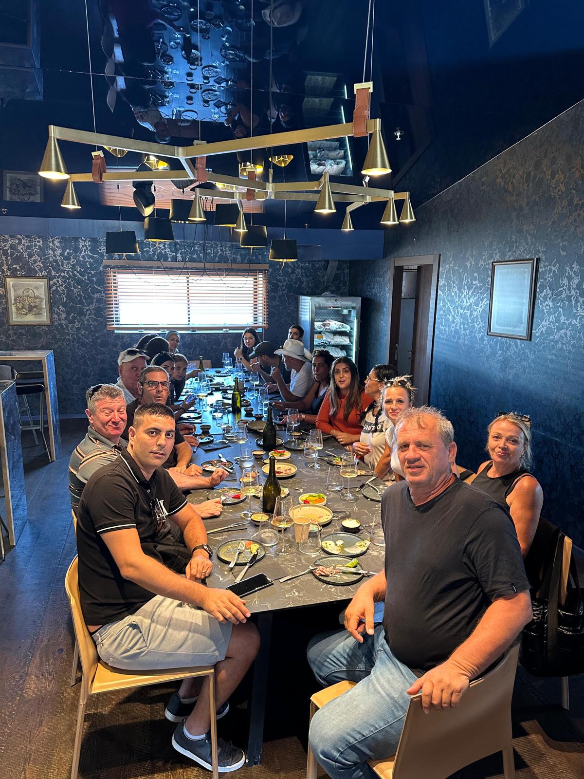 מפגש צוות על בטוח